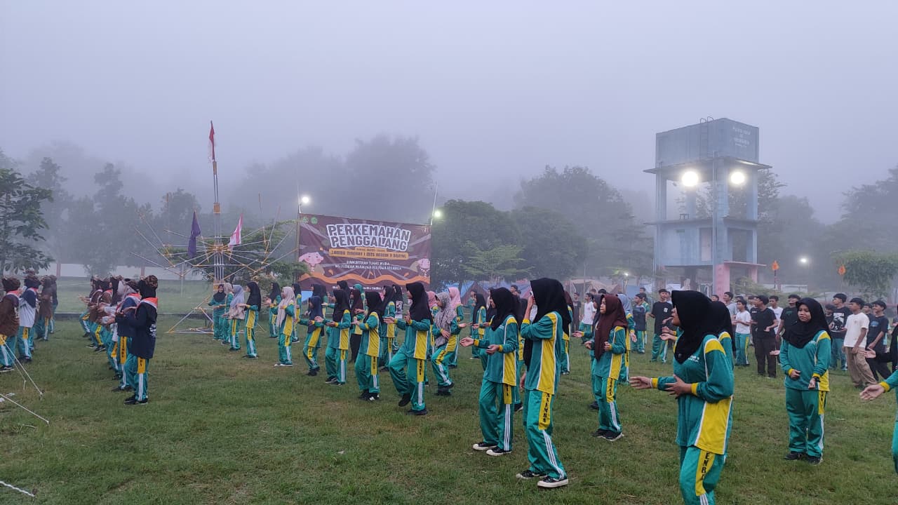 Bangun Kedisiplinan Sejak Terbit Mentari, Penggalang MTsN 9 Bantul Padukan Keseruan Senam pada Kemah LT1